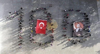 Ortaokul öğrencilerinden 100. yıl koreografisi!