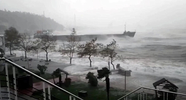 Zonguldak'ta batan geminin 11 mürettebatı kayıp, bir personelin cansız bedenine ulaşıldı