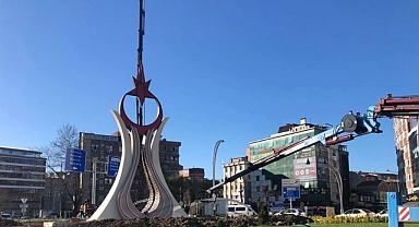 Ay Yıldız Anıt yerleştirilmeye başlandı: Halk büyük ilgi gösteriyor