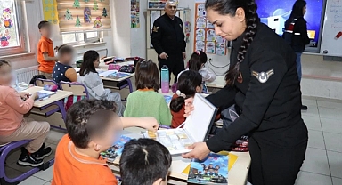 Jandarmaya yeni yıl kartı gönderen öğrencileri ziyaret ettiler