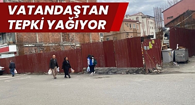 Belediyenin gözü önünde kaldırımı işgal ediyorlar!
