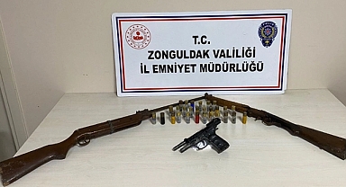 Evde yapılan aramada tabanca ve tüfek ele geçirildi