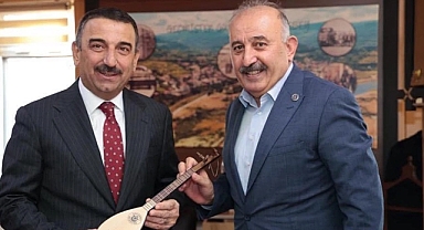 Vedat Öztürk, Vali Osman Hacıbektaşoğlu’na cura hediye etti