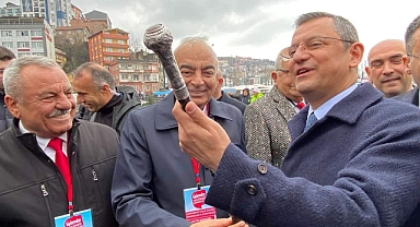 Özgür Özel’e Devrek bastonu hediye edildi